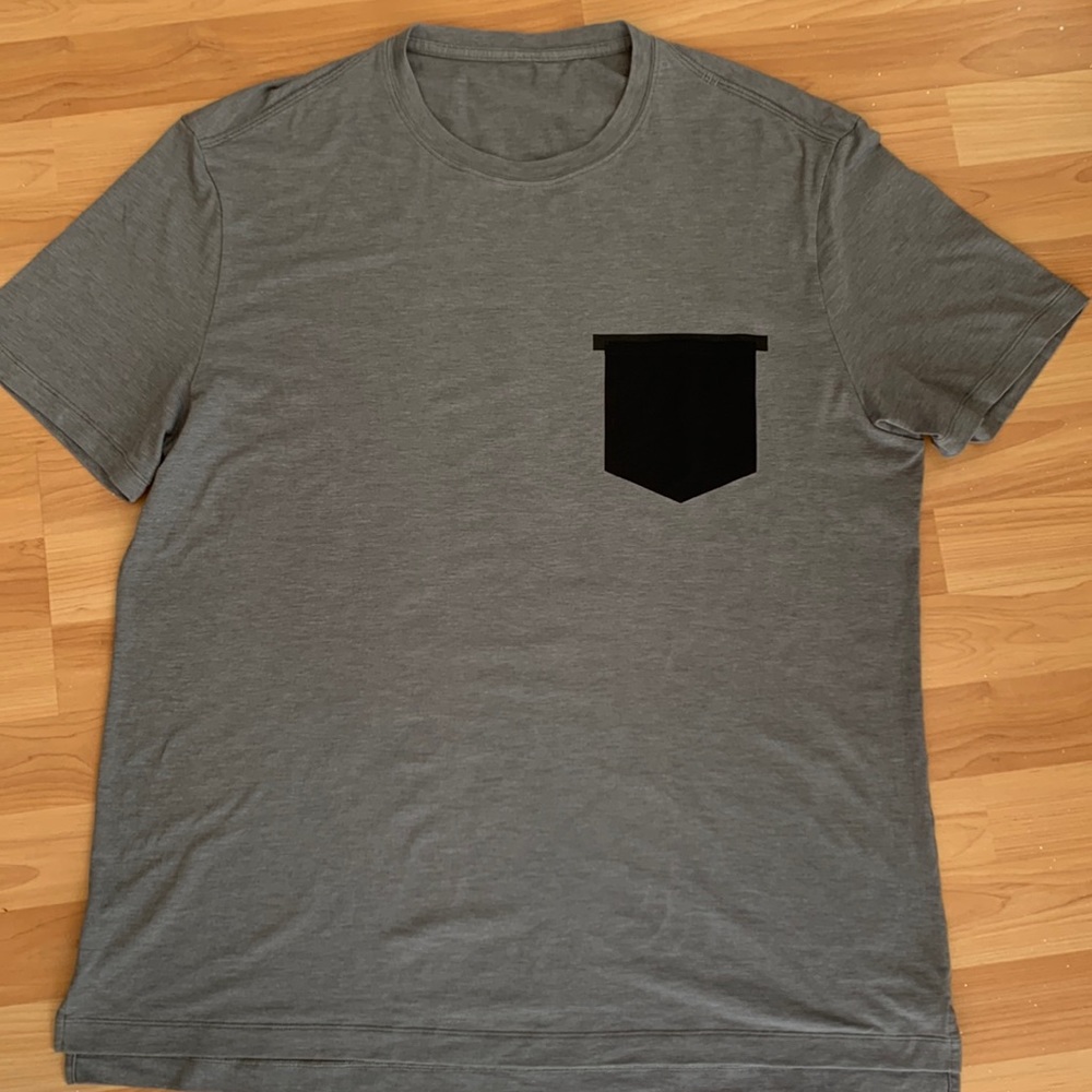 Lululemon athletica Men’s short sleeve shirt. Size XL